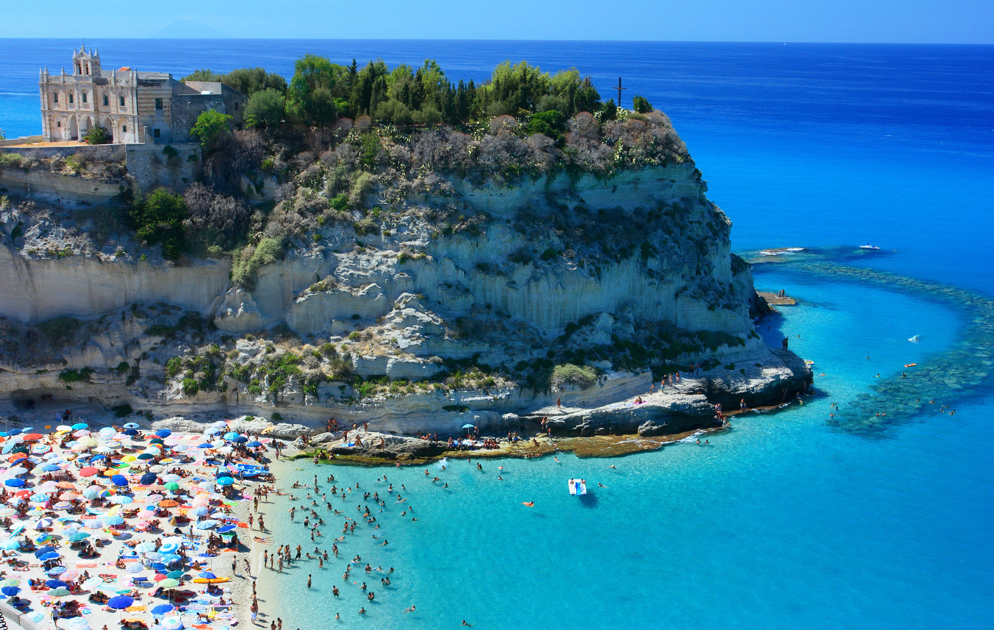 Terza indagine di Federconsumatori sul costo dei servizi di spiaggia: la bella Tropea mantiene il primato del caro ombrellone.